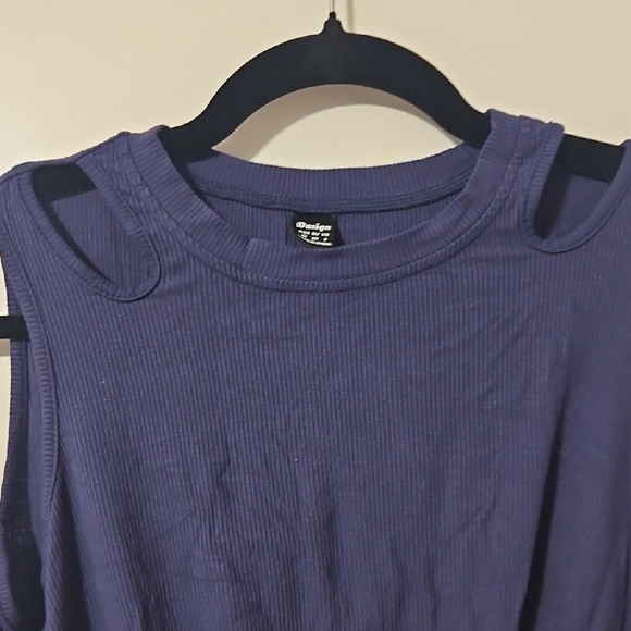 Elegant Navy Twist-Back Tank Top - Picture 4 of 5